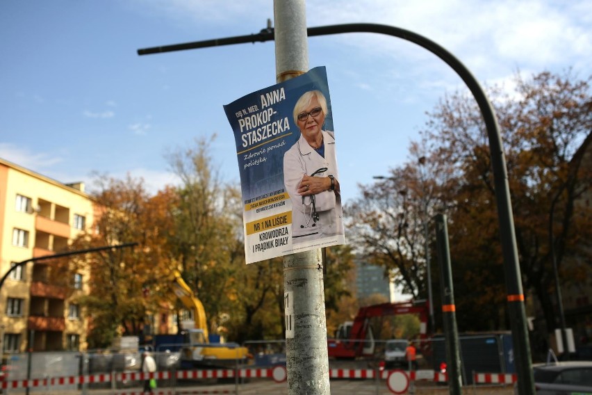 Dykty wyborcze na słupach podczas jesiennych wyborów w...