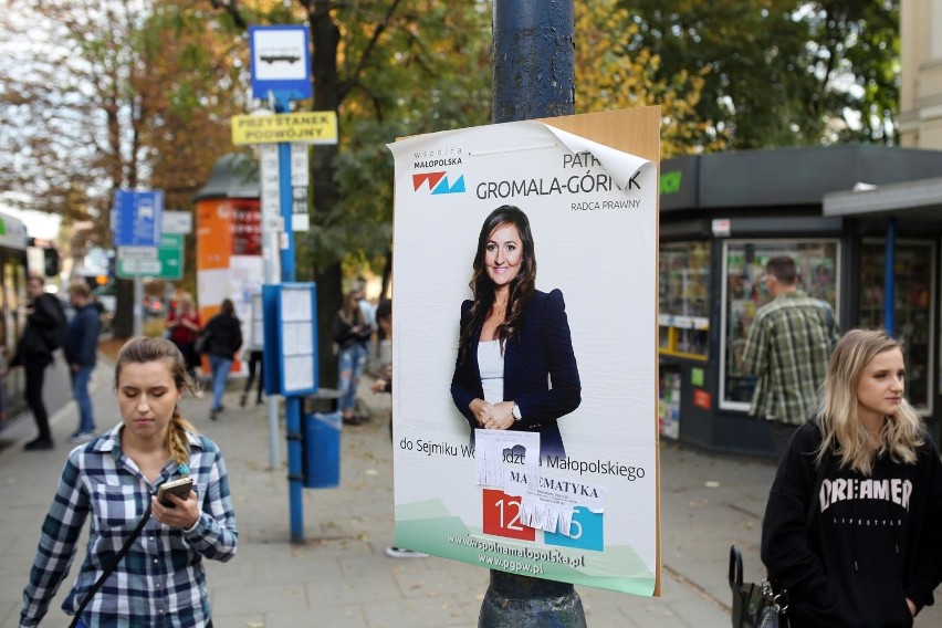 Dykty wyborcze na słupach podczas jesiennych wyborów w...