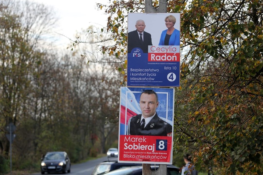 Dykty wyborcze na słupach podczas jesiennych wyborów w...