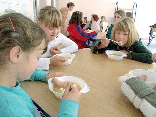 W szkolnych stołówkach wydawane są posiłki nie tylko takie, za które płacą rodzice.