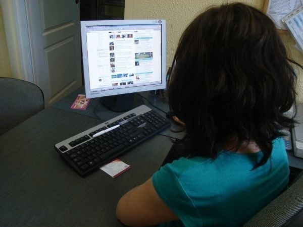 Rodzice powinni przeglądać jakie strony najczęściej odwiedzają ich dzieci i z kim kontaktują się przez Internet. Warto aby takim inspekcjom towarzyszyły rozmowy na temat niebezpieczeństw czyhających na użytkowników sieci.
