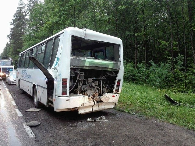 Do wypadku doszło w poniedziałek na DK 19. Zderzyły się ze sobą dwa autobusy.Ze wstępnych ustaleń policjantów wynika, że jeden z autobusów uderzył w pojazd stojący na przystanku. Zdjęcia dzięki uprzejmości OSP Czarna Białostocka.