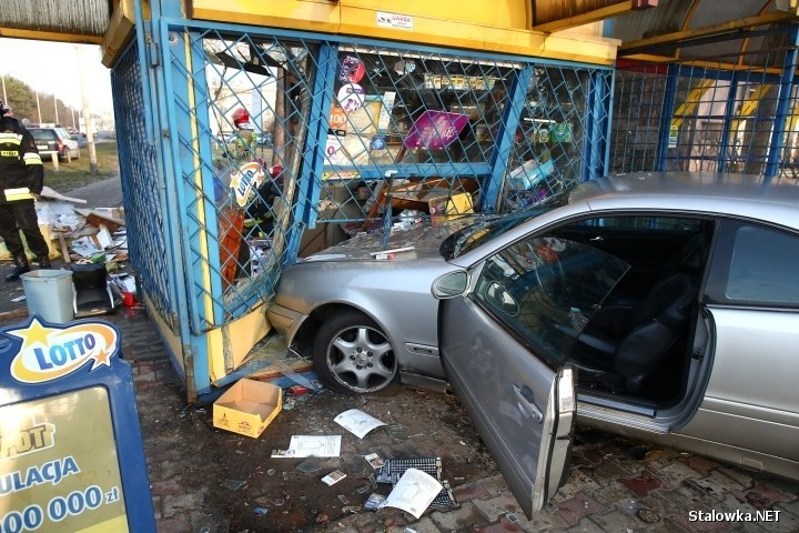 Stalowa Wola. 19-letni kierowca mercedesa uderzył w kiosk. 85-latek nie żyje, sprzedawczyni jest ranna [ZDJĘCIA] 