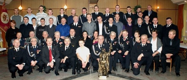 Po obradach druhowie  z Kcyni i zaproszeni goście stanęli do pamiątkowej fotografii. Przyda się w rodzinnym albumie.