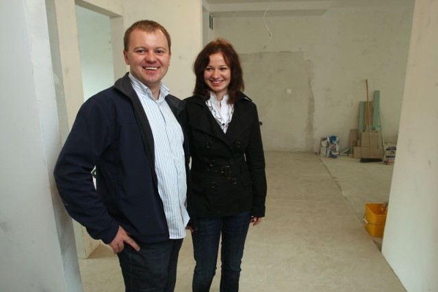 Szczęśliwi i uśmiechnięci. Małgorzata Świetlik i Jacek Marcisz. To oni wygrali apartament w drugiej edycji konkursu "Mieszkanie za czytanie&#8221;.