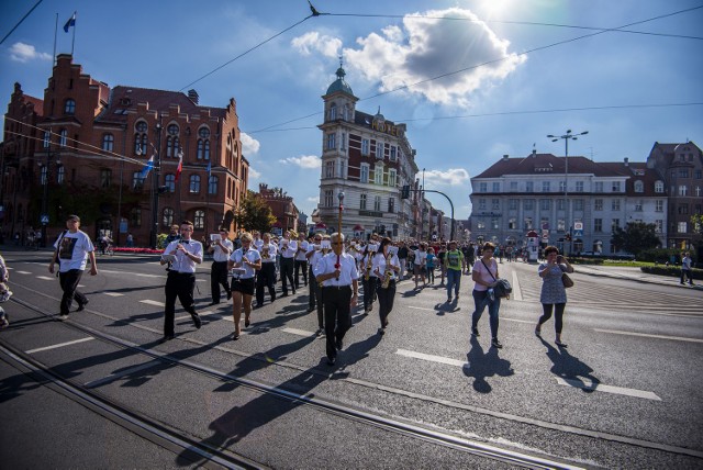 Zlot Fanów Star WarsDrugi dzień zlotu rozpoczął się od parady  ul. Szeroką, która oficjalnie otworzyła imprezę w CSW.