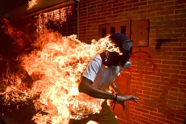 28-letni José Victor Salazar Balza płonie - uczestnicy protestów przeciwko prezydentowi Nicolasowi Maduro ścierają się z siłami rządowymi w Caracas, stolicy Wenezueli. 3 maja 2017 r.