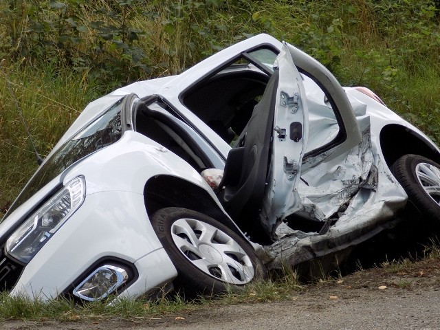 Do groźnego wypadku doszło na skrzyżowaniu z drogą wojewódzką 993 w Woli Cieklińskiej. W zdarzeniu ucierpiały dwie osoby, które zostały przewiezione do Szpitala Specjalistycznego w Jaśle. Stan jednej był na tyle poważny, że ratownicy rozważali wezwanie śmigłowca Lotniczego Pogotowia Ratunkowego. ZOBACZ TEŻ: Na A4 pod Rzeszowem tir z kombajnem uderzył w mercedesa i spadł ze skarpy