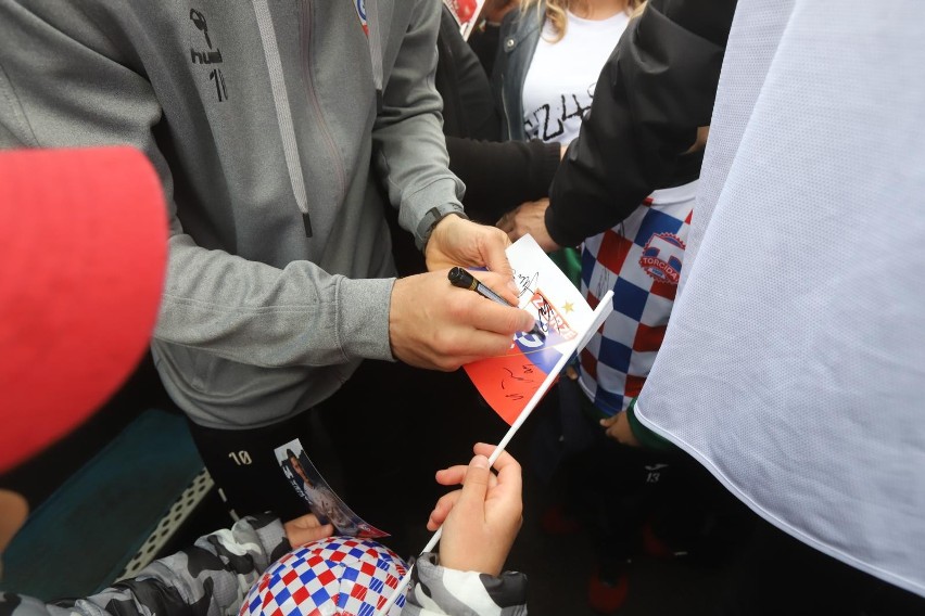 18.05.2023. W gliwickiej Sośnicy piłkarze Górnika Zabrze na...