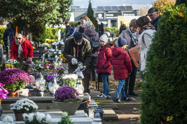 Odwiedzinom na cmentarzu sprzyja piękna słoneczna pogoda