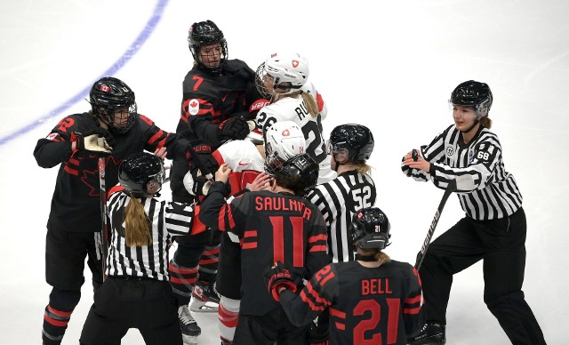 Wielkie emocje na hokejowych mistrzostwach świata elity kobiet.