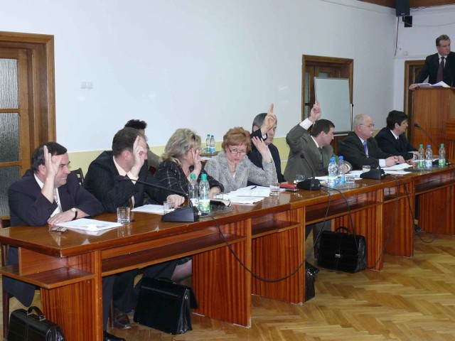 W czwartek radni będą głosować nad uchwałą w sprawie absolutorium dla burmistrzowa gminy Tomasza Śmietanki (stoi).