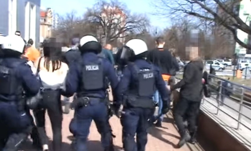 Brutalne zatrzymanie kobiety w Głogowie. Policja pokazuje, co zdarzyło się wcześniej [ZOBACZCIE NAGRANIE]