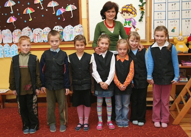 klasa IWychowawca: Grazyna Samek. Uczniowie: Dariusz Drelich Karolina Gach, Sandra Gil, Anna Kaminska, Justyna Kania, Krzysztof Śpiewak, Agata WoLniak. 	