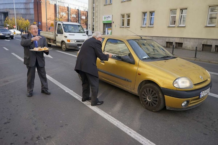 Poznańscy cukiernicy częstowali przechodniów rogalami świętomarcińskimi