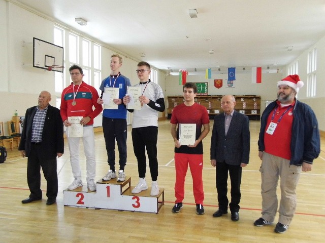 Olimpijczyk z Barcelony i Tokio Sławomir Napłoszek (drugi z lewej) zajął w kieleckich zawodach drugie miejsce.