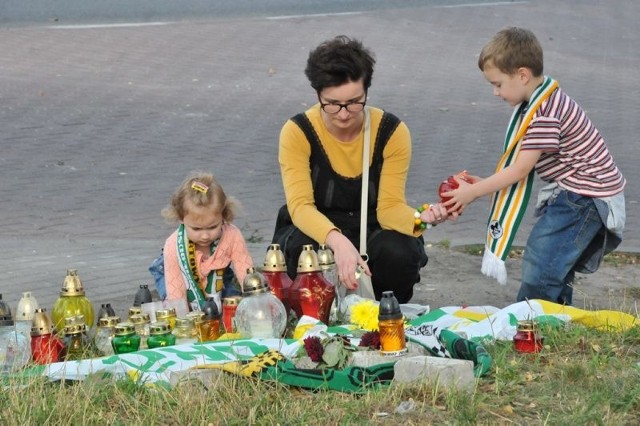 Anna Zarańska z dziećmi Marysią i Frankiem oddają hołd zmarłemu kibicowi