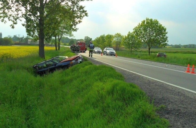 Około 17.20 na DK 46 koło Malerzowic (powiat nyski) 30-letni kierowca volkswagena najechał na tył skręcającego w lewo opla astry, kierowanego przez 57-letniego mężczyznę. W wyniku zderzenia oba samochody wpadły do rowów po obu stronach jezdni. Do szpitala na badania został przewieziony kierowca opla. Obaj mężczyźni byli trzeźwi.