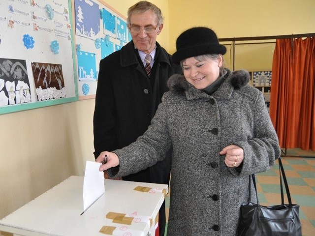 Zofia i Józef Gocałek głosują na radnych osiedlowych w SP1. 