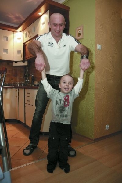 Aleksy Kuziemski ma teraz więcej czasu dla rodziny (na zdjęciu z synem Maksymilianem), ale już myśli o kolejnych walkach