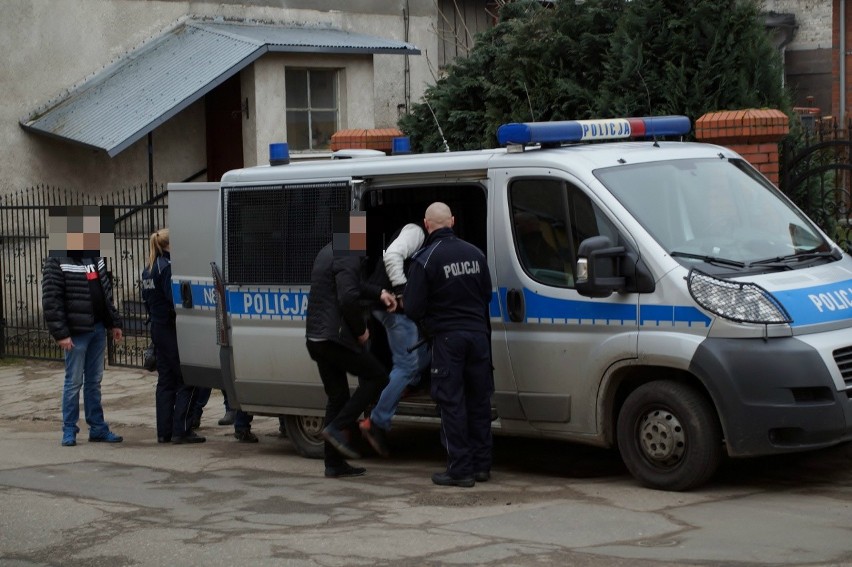 Policja rozbiła grupę zajmującą się włamaniami i kradzieżami aut [zdjęcia, wideo]