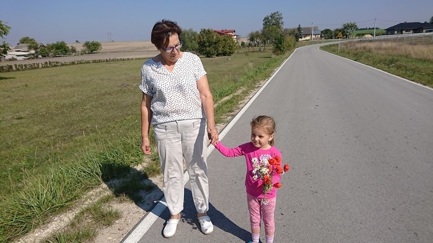 100 kilometrów na 100-lecie Niepodległości - wyjątkowy marsz przez gminę Jędrzejów i...rozdawanie flag