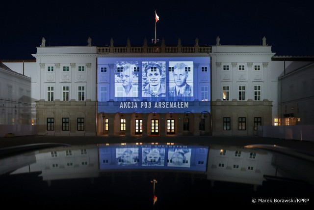 Na fasadzie Pałacu Prezydenckiego upamiętniono Akcję pod Arsenałem.