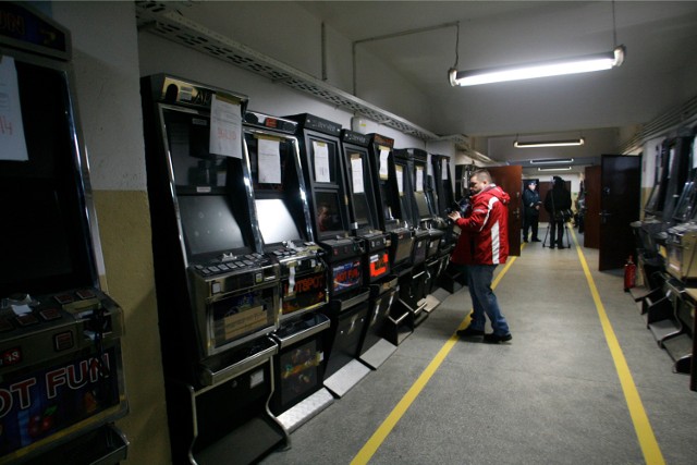Skonfiskowane automaty do gry w magazynie służby celnej
