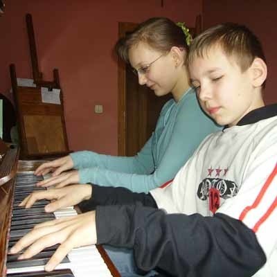 Dorota i Kacper Bajonowie mają swoje pianina, ale często ćwiczą razem