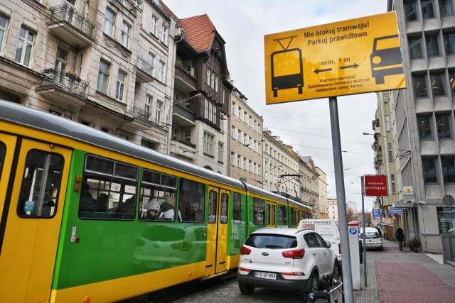 Nowe znaki na poznańskich ulicach. Najpierw pojawiły się na Górnej Wildzie, Mielżyńskiego i Podgórnej. Będą jeszcze na Strzeleckiej, 27 Grudnia i Gwarnej, czyli wszędzie tam, gdzie źle parkujący kierowcy blokują tramwaje.Na tablicach można przeczytać: "Nie blokuj tramwaju! Parkuj prawidłowo. Minimum 1 metr od torowiska. Kierowco, pamiętaj! Zablokowanie tramwaju skutkuje nałożeniem opłaty karnej."Minuta zatrzymania każdego tramwaju kosztuje 5 złotych. - Cena nie jest nadmierna, lecz adekwatna do strat. Dodatkowo nakładane są mandaty przez policję bądź straż miejską - wyjaśnia prezes MPK Poznań.Przejdź dalej i sprawdź kolejne zmiany --->POLECAMY TEŻ:W MPK dzieją się dziwne rzeczy. Nie wierzysz? To spójrz na te zdjęcia!