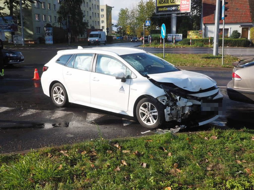Wypadek na skrzyżowaniu ulicy Władysława IV z Akademicką w Koszalinie. Jedna osoba poszkodowana [ZDJĘCIA]