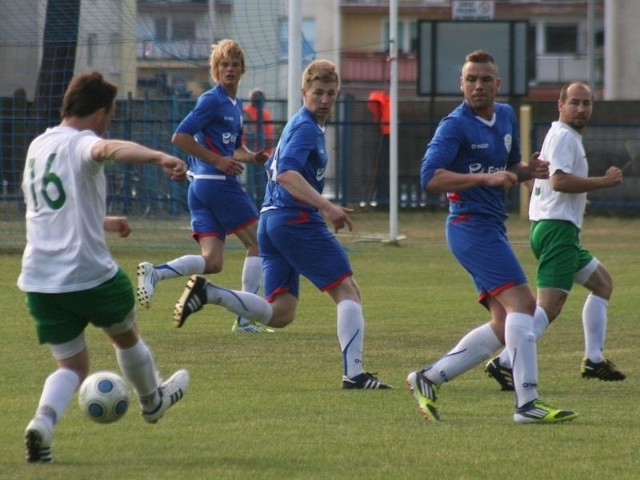 Największym rozczarowaniem sezonu był spadek z ligi Pogoni Lębork (niebieskie stroje). 
