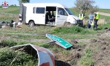 Wypadek w Żyrzynie. Bus zjechał do rowu i dachował. Sześć osób trafiło do szpitala 