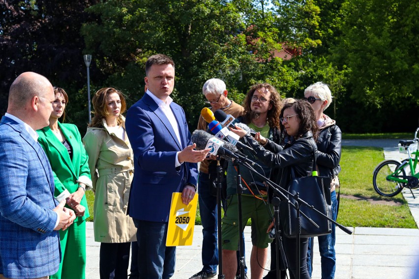 Szymon Hołownia w Szczecinie: "PiS jest za drogi". Spotkanie z prezydentem miasta przy Pomniku Czynu Polaków