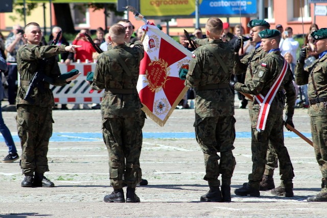 Przysięga żołnierzy Dobrowolnej Zasadniczej Służby Wojskowej w Łomży.