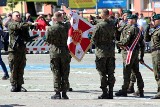 Przysięga żołnierzy Dobrowolnej Zasadniczej Służby Wojskowej w Łomży. 72 żołnierzy wypowiedziało słowa roty
