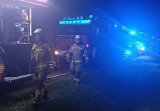 Zawalił się dach na domu w gminie Łapanów. W akcji liczne siły straży pożarnej i innych służb ratowniczych 