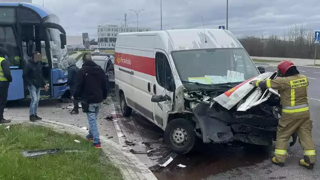 Do zderzenia busa, osobówki i autokaru doszło na skrzyżowaniu ulic Kuronia i Myśliwskiej w Białymstoku