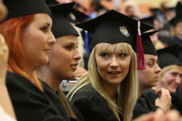 Ostatniego lipca br. ponad 400 absolwentów PMWSZ w Opolu odebrało dyplomy ukończenia uczelni na czterech kierunkach.