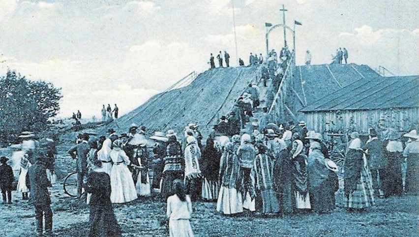 Rok 1910. Sypanie w Niepołomicach Kopca Grunwaldzkiego