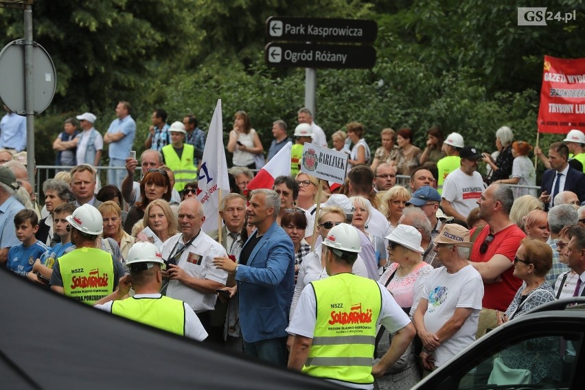 Pomnik Lecha Kaczyńskiego w Szczecinie odsłonięty z pompą. Prezydent w dynamicznej pozie, zamyślony nad Polską  [ZDJĘCIA]