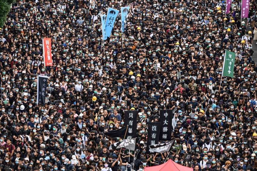 Hongkong: Partia Komunistyczna ustępuje. Carrie Lam ogłosiła...