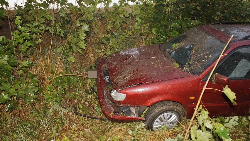 Kolizja w gminie Kępice. Volkswagen Passat w rowie [ZDJĘCIA]