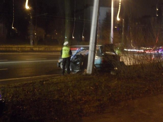 Wypadek w Częstochowie: Wypadek bmw na Armii Krajowej. Jedna osoba w szpitalu [ZDJĘCIA]