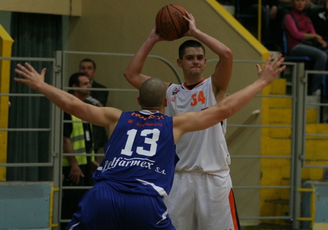 Kamil Kamecki (z piłką) zdobył dla UMKS w sobotę 14 punktów.
