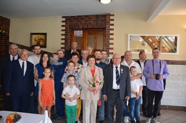 Jubilaci Wanda i Jan Gburowie w otoczeniu rodziny i burmistrza Wojciecha Głomskiego