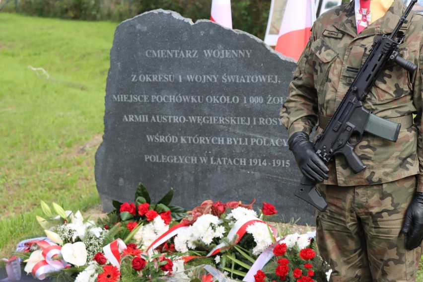 Ku pamięci poległych pod Kraśnikiem i Polichną. Zobacz zdjęcia z uroczystego odsłonięcia tablic na cmentarzu przy ulicy Lipowej