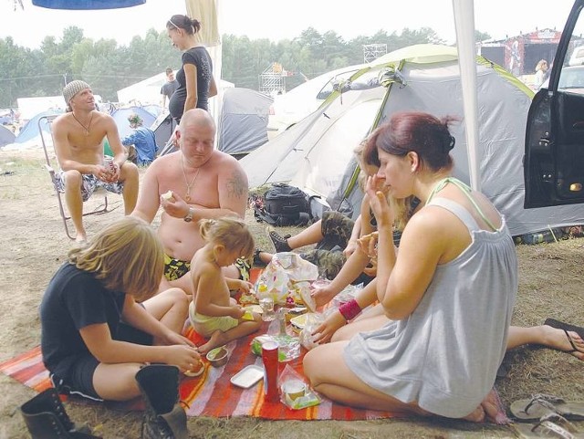 Te dwie rodziny przyjechały na Przystanek Woodstock z dziećmi. Jest wśród nich nawet kobieta w ósmym miesiącu ciąży. - Bez dwóch zdań czujemy się tu bezpiecznie - mówią.