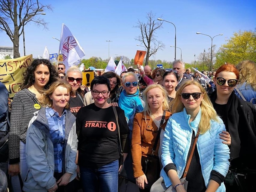Kilkuset nauczycieli ze Świętokrzyskiego protestuje w Warszawie (ZDJĘCIA)