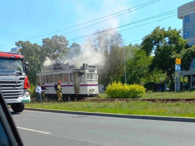 Zabytkowy tramwaj marki Herbrand spłoną na ulicy Wojska Polskiego w Bydgoszczy
